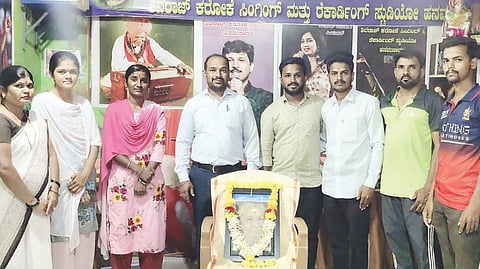 ಹನುಮಸಾಗರದ ಸಿರಿಗನ್ನಡ ಸ್ವರ ಸಂಗೀತ ಪಾಠಶಾಲೆಯಲ್ಲಿ ಗಾನಕೋಗಿಲೆ ಎಸ್.ಜಾನಕಿ ಅವರಿಗೆ ಸ್ವರ ಶ್ರದ್ಧಾಂಜಲಿ ಹಮ್ಮಿಕೊಳ್ಳಲಾಗಿತ್ತು. ಸಂಗೀತ ಪಾಠಶಾಲೆಯ ಅಧ್ಯಕ್ಷ ಗ್ಯಾನಪ್ಪ ತಳವಾರ, ಕಲಾವಿದರಾದ ಪರಶುರಾಮ ಗುಡಿಹೊಲ, ತಿಪ್ಪಣ್ಣ ಕಬ್ಬರಗಿ, ಯಲ್ಲು ಗುಡಿಮನಿ, ಮುತ್ತಣ್ಣ ರಾಜೂರ, ಸರೋಜಾದೇವಿ ಹುಬ್ಬಳ್ಳಿ, ಹನಮಂತಿ ಹುಲಸಗೇರಿ, ಅನುರಾಧಾ ಬಾಗಲಿ ಇತರರಿದ್ದರು.