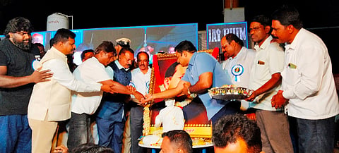 ಹನೂರಿನಲ್ಲಿ ಆಯೋಜಿಸಿರುವ ಅಂಬೇಡ್ಕರ್ ಹಬಕ್ಕೆ ನಟ ದುನಿಯಾ ವಿಜಯ್ ಚಾಲನೆ ನೀಡಿದರು. ಗೋಪಾಲ್, ಮಹಾನಂದ, ಪುರುಷೋತ್ತಮ್, ಹ.ರಾ ಮಹೇಶ್, ಹನೂರು ಚೆನ್ನಪ್ಪ ಇತರರಿದ್ದರು. 