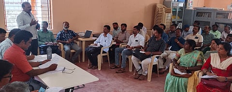  ಹನೂರಿನಲ್ಲಿ ಬಿಇಒ ಮಹೇಶ್ ಅಧ್ಯಕ್ಷತೆಯಲ್ಲಿ ಪ್ರೌಢಶಾಲಾ ಮುಖ್ಯ ಶಿಕ್ಷಕರ ಸಭೆ ನಡೆಯಿತು. ಕಾಂತರಾಜು, ಕೆಂಪರಾಜು, ಅಶೋಕ್, ಮಹೇಶ್ ಇತರರಿದ್ದರು. 