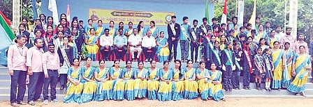  ಹನೂರಿನ ಶ್ರೀ ವಿವೇಕಾನಂದ ಶಿಕ್ಷಣ ಸಂಸ್ಥೆಯಲ್ಲಿ ನಡೆದ ಶಾಲಾ-ಕಾಲೇಜು ಸಂಸತ್ ಚುವಾವಣೆಯಲ್ಲಿ ಮಂತ್ರಿಮಂಡಲಕ್ಕೆ ಆಯ್ಕೆಯಾದವರನ್ನು ಅಭಿನಂದಿಸಲಾಯಿತು.