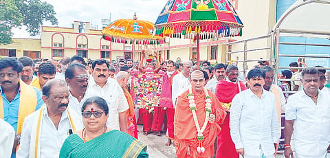 ಡಾ.ಶ್ರೀಶಾಂತಮಲ್ಲಿಕಾರ್ಜುನ ಸ್ವಾಮೀಜಿ  ನೇತೃತ್ವದಲ್ಲಿ ಶಿವ ಪಾವರ್ತಿ ಉತ್ಸವ ಮೂರ್ತಿಯನ್ನು ದೇಗುಲದ ಸುತ್ತ ಪ್ರದಕ್ಷಿಣೆ ಹಾಕಲಾಯಿತು. ಪ್ರಾಧಿಕಾರದ ಕಾರ್ಯದರ್ಶಿ ಪುರುಷೋತ್ತಮ, ಮರಿಸ್ವಾಮಿ, ಪುಟ್ಟಣ್ಣ ಮಾಸ್ಟರ್, ಕೆ.ವಿ.ಮಾದೇಶ್ ಇತರರಿದ್ದರು.  