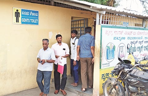 ಹನೂರಿನ ಕೆಎಸ್‌ಆರ್‌ಟಿಸಿ ಬಸ್ ನಿಲ್ದಾಣದಲ್ಲಿನ ಪುರುಷರ ಶೌಚಗೃಹ ಬಳಕೆಗೆ ಲಭ್ಯವಾಗಿರುವುದು. 