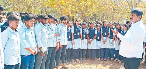 ಹನೂರಿನ ಜಿ.ವಿ.ಗೌಡ ಸರ್ಕಾರಿ ಪ್ರಥಮ ದರ್ಜೆ ಕಾಲೇಜಿಗೆ ಶಾಸಕ ಎಂ.ಆರ್.ಮಂಜುನಾಥ್ ಭೇಟಿ ನೀಡಿದ್ದ ವೇಳೆ ವಿದ್ಯಾರ್ಥಿಗಳಿಗೆ ಸಲಹೆ ನೀಡುವುದರ ಮೂಲಕ ಕೆಲಕಾಲ ಶಿಕ್ಷಕರಾಗಿ ಕಾರ್ಯನಿರ್ವಹಿಸಿದರು. 
