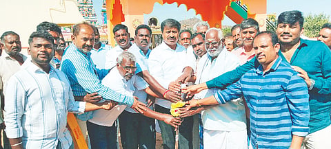 ವೈಶಂಪಾಳ್ಯದಲ್ಲಿ ರಸ್ತೆ ಅಭಿವೃದ್ಧಿ ಕಾಮಗಾರಿಗೆ ಶಾಸಕ ಎಂ.ಆರ್.ಮಂಜುನಾಥ್ ಭೂಮಿಪೂಜೆ ನೆರವೇರಿಸಿದರು. ಮಂಜೇಶ್, ಸೆಲ್ವಂ, ಮಹದೇವಪ್ಪ, ಪ್ರಭುಸ್ವಾಮಿ ಇತರರಿದ್ದರು. 