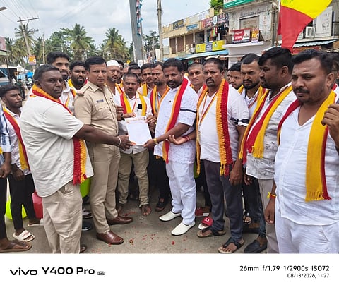 ಹಾರೋಹಳ್ಳಿ ಪಟ್ಟಣದಲ್ಲಿ ಕಸ್ತೂರಿ ಕರ್ನಾಟಕ ರಕ್ಷಣಾ ಸೇನೆ ಕಾರ್ಯಕರ್ತರು ಪ್ರತಿಭಟನೆ ನಡೆಸಿ ಇನ್‌ಸ್ಪೆಕ್ಟರ್ ಮಲ್ಲೇಶ್ ಮೂಲಕ ಸರ್ಕಾರಕ್ಕೆ ಮನವಿ ಸಲ್ಲಿಸಿದರು. ಆಂಜಿನಪ್ಪ, ಮಂಜುನಾಥ್, ಸೋಮಶೇಖರ್, ರವಿಗಬ್ಬಾಡಿ ಇತರರು ಇದ್ದರು.