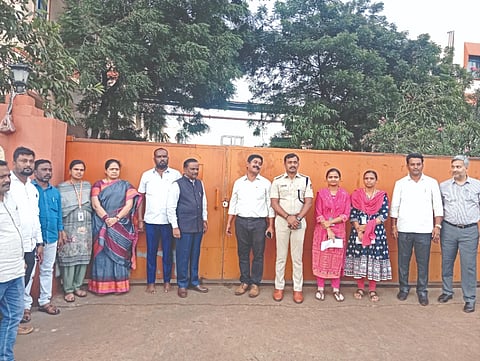ಹುಮನಾಬಾದ್​ ಹೊರವಲಯದ ಸತ್ಯದಿಪ್ತ ಫಾಮಾರ್ಸುಟಿಕಲ್ಸ್​ ಕಂಪನಿಗೆ ಗುರುವಾರ ಅಧಿಕಾರಿಗಳ ತಂಡ ಸೀಲ್​ ಹಾಕಿ ಬಂದ್​ ಮಾಡಿರುವುದು. ಎಸಿ ಪ್ರಕಾಶ ಕುದರೆ, ತಹಸೀಲ್ದಾರ್​ ಜಗದೀಶ್​ ಚೌರ, ಡಿವೈಎಸ್ಪಿ ಮಡೋಳಪ್ಪ ಪಿ.ಎಸ್​., ತಾಪಂ ಇಒ ದೀಪಿಕಾ ನಾಯ್ಕರ್​, ಪರಿಸರ ಮಾಲಿನ್ಯ ನಿಯಂತ್ರಣ ಅಧಿಕಾರಿ ಸಂತೋಷ, ಪಿಡಿಒ ಜಗದೇವಿ ಗೋರ್ಟೆ, ಪಿಎಸ್​ಐ ಸುರೇಶ ಚವ್ಹಾಣ್​ ಇತರರಿದ್ದರು.