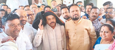 ಹುಮನಾಬಾದ್​ನಲ್ಲಿ ಸೋಮವಾರ ಮಾಜಿ ಸಚಿವ ರಾಜಶೇಖರ ಪಾಟೀಲ್​ ಅವರ ನಿವಾಸಕ್ಕೆ ಭೇಟಿ ನೀಡಿದ ನಗರಾಭಿವೃದ್ಧಿ ಸಚಿವ ಯತೀಂದ್ರ ಸಿದ್ದರಾಮಯ್ಯ ಅವರನ್ನು ಮಾಜಿ ಸಚಿವ ರಾಜಶೇಖರ ಪಾಟೀಲ್​, ವಿಧಾನ ಪರಿಷತ್​ ಸದಸ್ಯರಾದ ಡಾ.ಚಂದ್ರಶೇಖರ ಪಾಟೀಲ್​ ಹಾಗೂ ಭೀಮರಾವ ಪಾಟೀಲ್​ ಕಂಬಳಿ ಹೊದಿಸಿ  ಸನ್ಮಾನಿಸಿದರು. ಪಕ್ಷದ ಮುಖಂಡರು, ಕಾರ್ಯಕರ್ತರು ಇದ್ದರು.