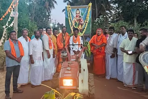 ಸಮಿಪದ ಅಶೋಕನಗರದಲ್ಲಿ ಆಯೋಜಿಸಿದ್ದ ಶ್ರೀ ರೇಣುಕಾಚಾರ್ಯ ಜಯಂತಿ ಕಾರ್ಯಕ್ರಮದಲ್ಲಿ ಜಗದ್ಗುರುಗಳ ಭಾವಚಿತ್ರ ಮೆರವಣಿಗೆ ಮಾಡಲಾಯಿತು. ಚನ್ನಗಿರಿ ಹಿರೇಮಠದ ಶ್ರೀಗಳು, ಶ್ರೀ ಚನ್ನವೀರ ಸ್ವಾಮೀಜಿ, ಬಸವರಾಜಪ್ಪ, ಚಂದ್ರಣ್ಣ ಇತರರಿದ್ದರು.