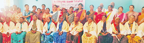 ಹಾನಗಲ್ಲ ತಾಲೂಕಿನ ವಳಗೇರಿ ಗ್ರಾಮದಲ್ಲಿ ಆಯೋಜಿಸಿದ್ದ ಮಹಿಳಾ ದಿನಾಚರಣೆಯಲ್ಲಿ ಸಂಪನ್ಮೂಲ ವ್ಯಕ್ತಿ ವಾಣಿಶ್ರೀ ರಾಠೋಡ ಉಪನ್ಯಾಸ ನೀಡಿದರು. ಶಾರದಾ ದೇಸಾಯಿ, ಸುಶೀಲಮ್ಮ, ಹಳ್ಳಿಕೊಪ್ಪದಮಠ, ಕಮಲವ್ವ ಮೆಳ್ಳಳ್ಳಿ, ಅಕ್ಕಮ್ಮ ಖಾನನವರ, ಗಂಗವ್ವ ತಳವಾರ, ಕಮಲವ್ವ ವಾಲ್ಮೀಕಿ ಇತರರಿದ್ದರು.