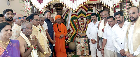 ಹೊಸಕೋಟೆ ನಗರದ ಆಕಾಶವಾಣಿ ಬಡಾವಣೆಯಲ್ಲಿ ಯಾದವ ಭವನವನ್ನು ಶಾಸಕ ಶರತ್​ ಬಚ್ಚೇಗೌಡ ಉದ್ಘಾಟಿಸಿದರು. ತಾಲೂಕು ಯಾದವ ಸಂದ ಅಧ್ಯಕ್ಷ ಮುತ್ಸಂದ್ರ ಆನಂದಪ್ಪ, ಶ್ರೀ ಕೃಷ್ಣ ಯಾದವಾನಂದ ಸ್ವಾಮೀಜಿ, ಜಿಪಂ ಮಾಜಿ ಅಧ್ಯಕ್ಷ ವಿ.ಪ್ರಸಾದ್​, ಯಾದವ ಯುವ ವೇದಿಕೆ ರಾಜ್ಯಾಧ್ಯಕ್ಷ ಸುನಿಲ್​ ಯಾದವ್​, ತಾಲೂಕು ಅಧ್ಯಕ್ಷ ಎ.ಸಂತೋಷ್​ ಕುಮಾರ್​ ಇದ್ದರು.