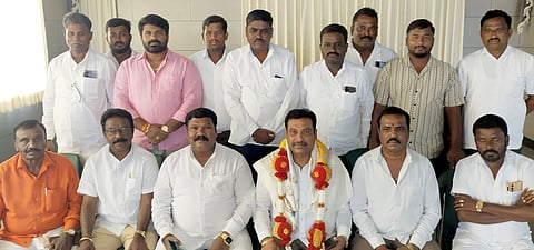 ಹೊಸಕೋಟೆ ತಾಲೂಕು ಮಾದರ ಮಹಾಸಭಾದ ನೂತನ ಅಧ್ಯಕ್ಷರಾಗಿ ನೇಮಕಗೊಂಡ ಗುಟ್ಟಳ್ಳಿ ವಿ ನಾಗರಾಜ್​ ಅವರನ್ನು ಜಿಲ್ಲಾಧ್ಯಕ್ಷ ಸುಬ್ಬರಾಜ್​ ಸನ್ಮಾನಿಸಿದರು.   ನಾಗರಾಜ, ಎಂ. ಮುನಿರಾಜ್​, ಯಲ್ಲಪ್ಪ, ಕೃಷ್ಣಪ್ಪ, ಗಣೇಶ್​ ಇದ್ದರು.