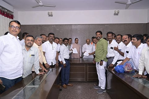 Haveri, teachers, Association, MP, Minister, Manavi,