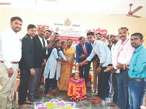 ಹನುಮಸಾಗರದ ಕರ್ನಾಟಕ ಪಬ್ಲಿಕ್ ಸ್ಕೂಲ್‌ನ ಪಿಯು ಕಾಲೇಜಿನಲ್ಲಿ ಮಂಗಳವಾರ ಹಮ್ಮಿಕೊಂಡಿದ್ದ ಕಾನೂನು ಅರಿವು-ನೆರವು ಕಾರ್ಯಕ್ರಮವನ್ನು ಹಿರಿಯ ಸಿವಿಲ್ ನ್ಯಾಯಾಧೀಶ ಮಂಜುನಾಥ ಆರ್. ಉದ್ಘಾಟಿಸಿದರು. ಕ್ಷೇತ್ರ ಶಿಕ್ಷಣಾಧಿಕಾರಿ ಉಮಾದೇವಿ ಬಸಾಪುರ, ಪ್ರಾಚಾರ್ಯ ಭೀಮಪ್ಪ ಗೊಲ್ಲರ, ಪಿಎಸ್‌ಐ ಧನುಂಜಯ ಹಿರೇಮಠ ಇತರರಿದ್ದರು.