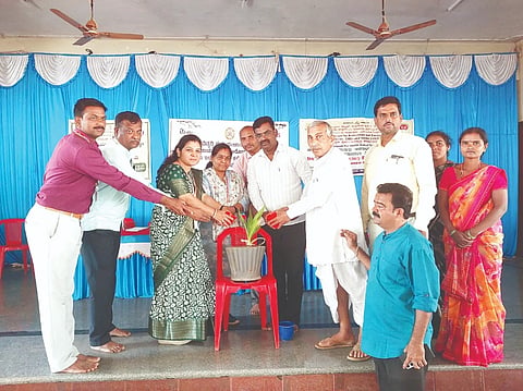 ಹನುಮಸಾಗರದಲ್ಲಿ ಮಂಗಳವಾರ ಹಿರಿಯ ನಾಗರಿಕರ ಆರೋಗ್ಯ ತಪಾಸಣೆ ಉಚಿತ ಶಿಬಿರವನ್ನು ಪಿಡಿಒ ನಿಂಗಪ್ಪ ಮೂಲಿಮನಿ ಉದ್ಘಾಟಿಸಿದರು. ತಾಲೂಕು ಆಯುಷ್ ವೈದ್ಯಾಧಿಕಾರಿ ವಿಜಯಲಕ್ಷ್ಮೀ ಮೆಹರವಾಡೆ, ವೈದ್ಯಾಧಿಕಾರಿ ಡಾ. ದೀಪಿಕಾ, ಗ್ರಂಥಪಾಲಕಿ ದುರಗಮ್ಮ ಹಿರೇಮನಿ ಇತರರಿದ್ದರು.