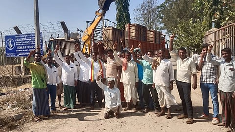 ಹನುಮನಾಳ ಜೆಸ್ಕಾಂ ಕಚೇರಿ ಮುಂದೆ ರೈತರು ಮಂಗಳವಾರ ಪ್ರತಿಭಟನೆ ನಡೆಸಿದರು. ರೈತರಾದ ಅಶೋಕ ಉಪ್ಪಾರ, ದೇವಪ್ಪ ಮೆಣಸಗಿ, ಶರಣಪ್ಪ ಐ. ಉಪ್ಪಾರ, ಶ್ರೀಕಾಂತ ಉಪ್ಪಾರ, ಶರಣಪ್ಪ ಕೆ. ಉಪ್ಪಾರ, ಹನಮಪ್ಪ ಪೂಜಾರ, ಶೇಖಪ್ಪ ಗೂಡಿ, ಹೇಮಂತ ನರಿ, ಶೇಖಪ್ಪ ನರಿ, ಕನಕಪ್ಪ ಲಕ್ಕಲಕಟ್ಟಿ, ಅಂದಪ್ಪ ಕಾಡದ, ಕಳಕಪ್ಪ ಕಾಡದ, ಬಸವರಾಜ ಕಾಡದ, ಈರಣ್ಣ ಮೂಗನೂರು, ಯಂಕಪ್ಪ ಕಟ್ಟಿಮನಿ ಇತರರಿದ್ದರು.