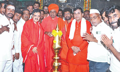 ಹುಲಸೂರು ಸಮೀಪದ ಭಾಲ್ಕಿ ತಾಲೂಕಿನ ಲಾದಾ ಗ್ರಾಮದಲ್ಲಿ ಭಾನುವಾರ ಸಂಜೆ ಸೋಮೇಶ್ವರ ದೇವಾಲಯದ ಕಳಸಾರೋಣ ಸಮಾರಂಭದಲ್ಲಿ ಹಾರಕೂಡದ ಶ್ರೀ ಡಾ.ಚನ್ನವಿರಶಿವಾಚಾರ್ಯ, ಹುಲಸೂರು ಶ್ರೀ ಡಾ.ಶಿವಾನಂದ ಸ್ವಾಮೀಜಿ, ಶ್ರೀ ದೊಡ್ಡೇಂದ್ರ ಸ್ವಾಮೀಜಿ, ಶ್ರೀ ಶಿವಾನಂದ ಸ್ವಾಮೀಜಿ, ರವೀಂದ್ರ ಪಾಟೀಲ, ಡಾ.ಇಂದ್ರಜಿತರಾವ ಪಂಚಾಳ ಇತರರಿದ್ದರು.