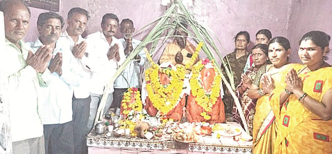 ಹುಲಸೂರು ಬಸವಕಲ್ಯಾಣ ರಸ್ತೆಯ ಶ್ರೀ ಗಣೇಶ ದೇವಸ್ಥಾನದಲ್ಲಿ ಮಳೆಗಾಗಿ ಭಕ್ತಾದಿಗಳ ವಿಶೇಫಿ ಪ್ರಾರ್ಥನೆ ಮಾಡಿದ್ದರು. ಪ್ರಮುಖರಾದ ಸಂಜು ಕುಮಾರ ಮಾಳದೆ, ರವೀಂದ್ರ ದೇಟ್ನೆ, ಭರತ ಮೇಹಕರೆ, ವಿಜಯಕುಮಾರ ಮಾಳದೆ, ಪುಫಿ್ಪಾ,  ಮನಿಶಾ ಪಂಚಾಳ, ಕಲ್ಪನಾ ಮಾಳದೆ, ಸುಫಿ್ಮಾ ವಗ್ಗೆ ಸೇರಿದಂತೆ ಅನೇಕರು ಉಪಸ್ಥಿತರಿದ್ದರು.