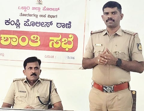 ಕಂಪ್ಲಿ ಪೊಲೀಸ್ ಠಾಣೆ ಸಭಾಂಗಣದಲ್ಲಿ ಯುಗಾದಿ, ರಂಜಾನ್ ಶಾಂತಿ ಸಭೆಯಲ್ಲಿ ಪಿಐ ಕೆ.ಬಿ.ವಾಸುಕುಮಾರ್ ಮಾತನಾಡಿದರು. ಡಿವೈಎಸ್ಪಿ ಪ್ರಸಾದ್ ಕೆ.ಗೋಖಲೆ ಇದ್ದರು.