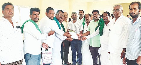 ಕಂಪ್ಲಿಯಲ್ಲಿ ಕೃಷಿ ಇಲಾಖೆ ಉಪ ನಿರ್ದೇಶಕ ಎಸ್.ಎನ್.ಮಂಜುನಾಥಗೆ ರಾಜ್ಯ ರೈತ ಸಂಘ ಹಾಗೂ ಹಸಿರು ಸೇನೆ ಪದಾಧಿಕಾರಿಗಳು ಮನವಿ ಸಲ್ಲಿಸಿದರು. 