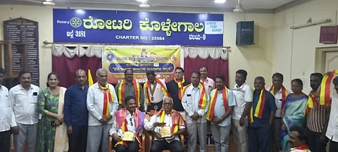ಕೊಳ್ಳೇಗಾಲದ ರೋಟರಿ ಸಭಾಂಗಣದಲ್ಲಿ ಮಂಗಳವಾರ ಕನ್ನಡ ಸಾಹಿತ್ಯ ಪರಿಷತ್ತು ಹಾಗೂ ರೋಟರಿ ಸಹಯೋಗದಲ್ಲಿ ಕನ್ನಡ ರಾಜ್ಯೋತ್ಸವ ಕಾರ್ಯಕ್ರಮದಲ್ಲಿ ಪ್ರೊ.ದೊಡ್ಡಲಿಂಗೇಗೌಡ, ಎಸ್.ನಾಗರಾಜು ಕೊಂಗರಹಳ್ಳಿ, ಪಿ.ಮಹದೇವು, ಬಿ.ಕೆ.ಪ್ರಕಾಶ್, ಬಸವರಾಜು ಭಾಗವಹಿಸಿದ್ದರು. 