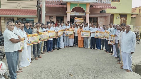 ಕೊಳ್ಳೇಗಾಲ ಮಠದ ಬೀದಿಯ ದಾಸೋಹ ಮಠ ದಲ್ಲಿ ಬಸವ ಜಯಂತಿ ಆಚರಣಾ ಸಮಿತಿ ವತಿಯಿಂದ ಜಗಜ್ಯೋತಿ ಶ್ರೀ ಬಸವೇಶ್ವರ ಅವರ 893ನೇ ಜಯಂತಿ ಮಹೋತ್ಸವ ಸಮಾರಂಭದ ಪ್ರಚಾರ ಪೋಸ್ಟರ್ ಅನ್ನು ತಾಲೂಕು ಅಖಿಲ ಭಾರತ ವೀರಶೈವ ಲಿಂಗಾಯತ ಮಹಾಸಭಾ ಗೌರವಧ್ಯಕ್ಷ ಗುಂಡೇಗಾಲ ಮಠದ ಶ್ರೀ ಮಲ್ಲಿಕಾರ್ಜುನ ಸ್ವಾಮೀಜಿ ಹಾಗೂ ಕೊಳ್ಳೇಗಾಲ ದಾಸೋಹ ಮಠದ ಶ್ರೀ ಶಿವಪ್ಪ ಸ್ವಾಮೀಜಿ ಚಾಲನೆ ನೀಡಿದರು. ಪುಟ್ಟಣ್ಣ, ಮಲ್ಲೇಶಪ್ಪ, ಬಸಪ್ಪನ ದೊಡ್ಡಿ ಬಸವರಾಜು, ನಂದೀಶ್, ಮಹದೇವ ಸ್ವಾಮಿ ಯುಪಿಎಸ್ ಇತರರು ಇದ್ದರು.