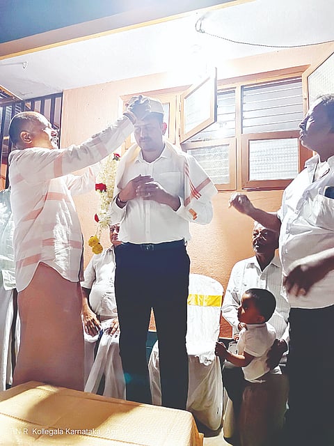 ಕೊಳ್ಳೇಗಾಲದ ಡಾ.ಶ್ರೀ ಶಿವಕುಮಾರ ಸ್ವಾಮೀಜಿ ಬಡಾವಣೆಯಲ್ಲಿರುವ ಗಣಪತಿ ದೇವಾಲಯ ಮುಂಭಾಗ ಪಂಚಾಚಾರ್ಯರ ಸಮಾಜ ವತಿಯಿಂದ ರಾಜೇಶ್ ಅವರನ್ನು ಸನ್ಮಾನಿಸಲಾಯಿತು.