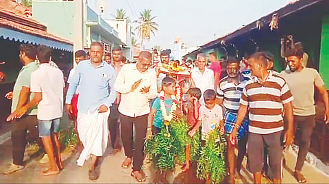 ಮುಡಿಗುಂಡ ಗ್ರಾಮದ ಮಠದ ಬೀದಿಯಲ್ಲಿ ಮಕ್ಕಳು ಕಪ್ಪೆಗಳ ಮದುವೆಯೊಂದಿಗೆ  ಮರದ ಬಸವ ಹೊತ್ತು ಮೆರವಣಿಗೆ ಮಾಡಿದರು.