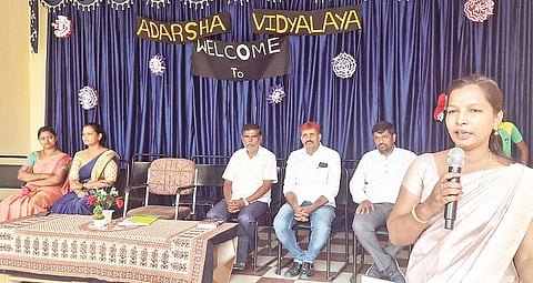 ಮುಡಿಗುಂಡ ಆದರ್ಶ ಸರ್ಕಾರಿ ಶಾಲೆಯಲ್ಲಿ ಆಯೋಜಿಸಿದ್ದ ಪಾಲಕರ ಸಭೆಯಲ್ಲಿ ಮುಖ್ಯಶಿಕ್ಷಕಿ ಪ್ರಿಯದರ್ಶಿನಿ ಮಾತನಾಡಿದರು.