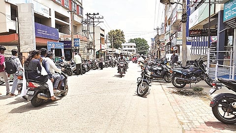 ಕೊಳ್ಳೇಗಾಲ್ದ ಡಾ.ವಿಷ್ಣುವರ್ಧನ್ ರಸ್ತೆಯಲ್ಲಿ ಬೈಕ್‌ಗಳನ್ನು ರಸ್ತೆಯಲ್ಲೇ ನಿಲುಗಡೆ ಮಾಡಿರುವುದು.