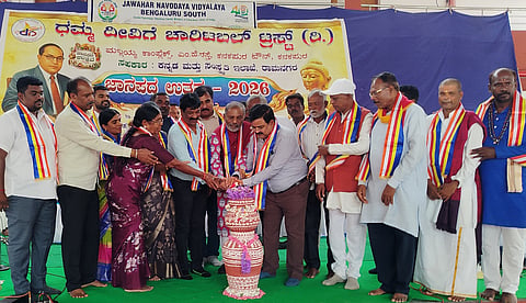 ಕನಕಪುರದಲ್ಲಿ ನವೋದಯ ವಿದ್ಯಾಲಯದಲ್ಲಿ ಆಯೋಜಿಸಿದ್ದ ಜಾನಪದ ಉತ್ಸವ ಕಾರ್ಯಕ್ರಮವನ್ನು ಡಾ.ಬಾನಂದೂರು ಕೆಂಪಯ್ಯಚಾಲನೆ ನೀಡಿದರು. ಮಲ್ಲಿಕಾರ್ಜುನ್, ಗೀತಾ, ಬಸವರಾಜು, ಕೆ.ಕಾಳಯ್ಯ, ಜವಾಹರ್ ನವೋದಯ ವಿದ್ಯಾಲಯ ಪ್ರಾಂಶುಪಾಲ ಎಸ್.ಬಸವರಾಜು, ವಕೀಲ ಸಿ.ಸುರೇಶ್, ಇದ್ದರು.
