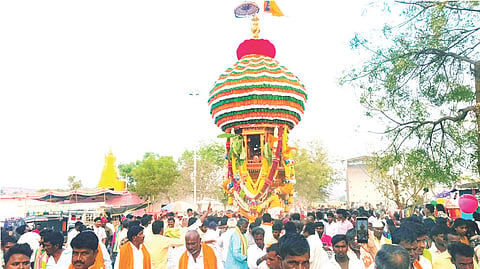 ಕನಕಗಿರಿ ತಾಲೂಕಿನ ಹಿರೇಮಾದಿನಾಳ ಗ್ರಾಮದ ಪ್ರಸನ್ನ ವೀರಾಂಜನೇಯ ಜಾತ್ರೋತ್ಸವದ ನಿಮಿತ್ತ ರಥೋತ್ಸವ ಜರುಗಿತು.