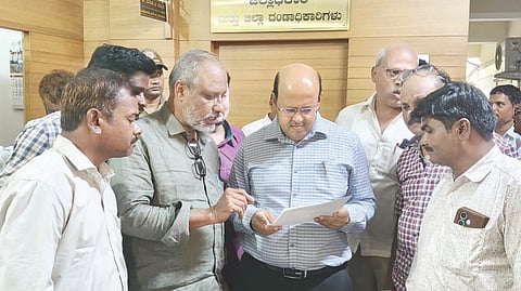ಕೊಪ್ಪಳದಲ್ಲಿ ಜನಪರ ಸಂಟನೆಗಳ ಒಕ್ಕೂಟದಿಂದ ಡಿಸಿ ಡಾ.ಸುರೇಶ ಬಿ.ಇಟ್ನಾಳಗೆ ಮನವಿ ಸಲ್ಲಿಸಲಾಯಿತು. ಒಕ್ಕೂಟದ ಅಧ್ಯಕ್ಷ ಎಸ್.ಎ.ಗಫಾರ್, ದಲಿತ ಯುವ ವೇದಿಕೆ ಜಿಲ್ಲಾ ಸಂಚಾಲಕ ಸುಂಕಪ್ಪ ಮೀಸಿ, ಪ್ರಜಾ ಶಕ್ತಿ ಕನ್ನಡಪರ ವೇದಿಕೆಯ ಜಿಲ್ಲಾ ಖಜಾಂಚಿ ಡಿ.ಮುದ್ದುರಾಜ್ ಚನ್ನದಾಸರ್ ಇದ್ದರು.