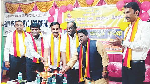 ಕೊಪ್ಪಳ ಸರ್ಕಾರಿ ಪ್ರಥಮ ದರ್ಜೆ ಕಾಲೇಜಿನಲ್ಲಿ ತಿರುಳ್ಗನ್ನಡ ಕನ್ನಡ ಸಂ ಉದ್ಘಾಟನಾ ಕಾರ್ಯಕ್ರಮವನ್ನು ಸಾಹಿತಿ ರಮೇಶ ಬನ್ನಿಕೊಪ್ಪ ಉದ್ಘಾಟಿಸಿದರು. ಪ್ರಾಚಾರ್ಯ ವೈ.ಬಿ.ಅಂಗಡಿ, ಜಾನಪದ ಅಕಾಡೆಮಿ ಸದಸ್ಯ ಮೆಹಬೂಬ್ ಕಿಲ್ಲೇದಾರ, ಕನ್ನಡ ವಿಭಾಗದ ಮುಖ್ಯಸ್ಥ ಟಿ.ಯಮನೂರಪ್ಪ, ಡಾ.ತುಕಾರಾಮ್ ನಾಯ್ಕ, ಡಾ.ಸಿ.ಬಿ.ಹನುಮಂತಪ್ಪ, ಡಾ.ಪ್ರಕಾಶ ಬಳ್ಳಾರಿ, ಡಾ.ಮಹಾಂತೇಶ ನೆಲಾಗಣಿ ಇದ್ದರು.