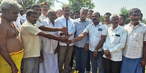  ಕೆ.ಆರ್.ನಗರ ತಾಲೂಕಿನ ಕೆಸ್ತೂರು ಕೊಪ್ಪಲು ಗ್ರಾಮದ ಚಾಮರಾಜ ಬಲದಂಡೆ ನಾಲೆಯ 14ನೇ ಬ್ರಾಂಚ್‌ನಲ್ಲಿ ಅಕ್ವಾಡಕ್ ನಿರ್ಮಾಣ ಕಾಮಗಾರಿಗೆ ಶಾಸಕ ಡಿ.ರವಿಶಂಕರ್ ಭೂಮಿಪೂಜೆ ನೆರವೇರಿಸಿದರು. ಕುಶುಕುಮಾರ್, ಅಯಾಜ್ ಪಾಷಾ, ಕಿರಣ್, ಜವರೇಗೌಡ, ಧನರಾಜ್, ಕೀರ್ತಿಶೇಷ, ಪುಟ್ಟರಾಜು, ಕೆ.ಮಹದೇವ್ ಇದ್ದರು.