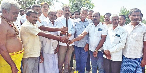  - ಕೆ.ಆರ್.ನಗರ ತಾಲೂಕಿನ ಕೆಸ್ತೂರು ಕೊಪ್ಪಲು ಗ್ರಾಮದ ಚಾಮರಾಜ ಬಲದಂಡೆ ನಾಲೆಯ 14ನೇ ಬ್ರಾಂಚ್‌ನಲ್ಲಿ ಅಕ್ವಾಡಕ್ ನಿರ್ಮಾಣ ಕಾಮಗಾರಿಗೆ ಶಾಸಕ ಡಿ.ರವಿಶಂಕರ್ ಭೂಮಿಪೂಜೆ ನೆರವೇರಿಸಿದರು. ಕುಶುಕುಮಾರ್, ಅಯಾಜ್ ಪಾಷಾ, ಕಿರಣ್, ಜವರೇಗೌಡ, ಧನರಾಜ್, ಕೀರ್ತಿಶೇಷ, ಪುಟ್ಟರಾಜು, ಕೆ.ಮಹದೇವ್ ಇದ್ದರು.