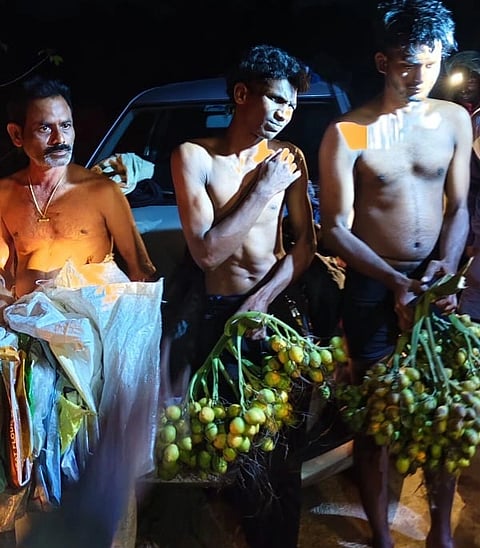 ಕುದೂರು ಹೋಬಳಿಯ ಬಿಸ್ಕೂರು ಗ್ರಾಮದಲ್ಲಿ ಅಡಕೆ ಕದಿಯಲು ಬಂದು ಗ್ರಾಮಸ್ಥರ ಕೈಗೆ ಸಿಕ್ಕಿಬಿದ್ದ ಕಳ್ಳರು.