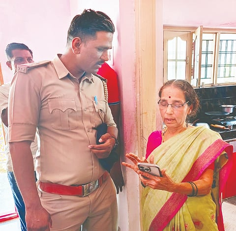 ಪೊಲೀಸರಿಗೆ ಮಾಹಿತಿ ನೀಡುತ್ತಿರುವ ಆಶಾದೇವಿ.