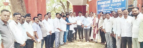 ಲಿಂಗಸುಗೂರಿನಲ್ಲಿ ಎಸಿ ಬಸವಣೆಪ್ಪ ಕಲಶೆಟ್ಟಿಗೆ ರಾಜ್ಯ ಸರ್ಕಾರಿ ನೌಕರರ ಸಂಘ ಮನವಿ ಪತ್ರ ಸಲ್ಲಿಸಿತು. ಸಂಘದ ತಾಲೂಕು ಅಧ್ಯಕ್ಷ ಹಾಜಿಬಾಬು ಕಲ್ಯಾಣಿ, ಅಮರೇಶಪ್ಪ ಹೂನೂರು, ಅಮರೇಶ, ರಾಮಕೃಷ್ಣ, ಡಾ.ರುದ್ರಗೌಡ ಪಾಟೀಲ, ಅಬ್ದುಲ್ ರವೂಫ್ ಇತರರಿದ್ದರು.