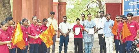 ಲಿಂಗಸುಗೂರಿನಲ್ಲಿ ಎಸಿ ಕಚೇರಿಯ ಎಫ್‌ಡಿಎ ಅನುಪಮಾ ಸಿಂಗ್‌ಗೆ ಕರ್ನಾಟಕ ಉತ್ತರ ಎಬಿವಿಪಿ ಕಾರ್ಯಕರ್ತರು ಮನವಿ ಸಲ್ಲಿಸಿದರು. ರಾಜ್ಯ ಕಾರ್ಯಕಾರಿಣಿ ಸದಸ್ಯ ತರುಣಗೌಡ ಪಾಟೀಲ್, ಬಸವರಾಜ, ಶೀಲವಂತ, ವಿಜಯ ಮೇಟಿ ಇತರರಿದ್ದರು.
