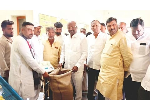 ಲಿಂಗಸುಗೂರು ಎಪಿಎಂಸಿಯಲ್ಲಿ ತೊಗರಿ ಖರೀದಿ ಕೇಂದ್ರಕ್ಕೆ ಶಾಸಕ ಮಾನಪ್ಪ ವಜ್ಜಲ್ ಚಾಲನೆ ನೀಡಿದರು. ಎಪಿಎಂಸಿ ಅಧ್ಯಕ್ಷ ಅಮರೇಶ ಹಿರೇಹೆಸರೂರು, ನಿರ್ದೇಶಕ ಮಹಾದೇವಯ್ಯ ಸ್ವಾಮಿ ಗೌಡೂರು, ಅಮರೇಗೌಡ ಕೋಠಾ, ಬಿಜೆಪಿ ಜಿಲ್ಲಾಧ್ಯಕ್ಷ ವೀರನಗೌಡ ಪಾಟೀಲ್, ಗಿರಿಮಲ್ಲನಗೌಡ ಪಾಟೀಲ್, ಹುಲ್ಲೇಶ ಸಾಹುಕಾರ, ಅಯ್ಯಪ್ಪ ಮಾಳೂರು, ಭೀಮಣ್ಣ ಹಿರೇಮನಿ, ಮುದುಕಪ್ಪ ನಾಯಕ, ಎಪಿಎಂಸಿ ಕಾರ್ಯದರ್ಶಿ ನೀಲಪ್ಪ ಶೆಟ್ಟಿ, ಹರೀಶ್ ಇದ್ದರು.