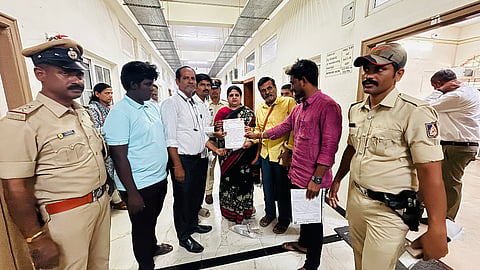ಹೊಸಪೇಟೆಯಲ್ಲಿ ಗುರುವಾರ ಡಿವೈಎಫ್ಐ ಪದಾಧಿಕಾರಿಗಳು ಜಿಲ್ಲಾಧಿಕಾರಿ ಕವಿತಾ ಎಸ್.ಮನ್ನಿಕೇರಿ ಅವರಿಗೆ ಮನವಿ ಸಲ್ಲಿಸಿದರು. ಡಿವೈಎಫ್‌ಐ ಜಿಲ್ಲಾ ಪ್ರಧಾನ ಕಾರ್ಯದರ್ಶಿ ಈಡಿಗರ ಮಂಜುನಾಥ, ಅಧ್ಯಕ್ಷ ವಿ.ಸ್ವಾಮಿ, ಉಪಾಧ್ಯಕ್ಷರಾದ ಬಂಡೆ ತಿರುಕಪ್ಪ, ಅಲ್ತಾಫ್ ಇತರರಿದ್ದರು.
