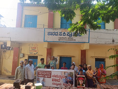 ಹೊಸಪೇಟೆ ಎಸ್‌ಎಲ್ ಚೌಕಿಯ ಶಾಲೆ ಉಳಿಸಬೇಕು ಎಂದು ಆಗ್ರಹಿಸಿ ಬುಧವಾರ ಪ್ರತಿಭಟನೆ ನಡೆಯಿತು.  ಎಸ್‌ಡಿಎಂಸಿ ಸದಸ್ಯೆ ಉಮಾ, ಪ್ರಮುಖರಾದ ರತ್ನಮ್ಮ, ತನು, ಬಾಬು ಸಾಬ್ ಇತರರಿದ್ದರು.