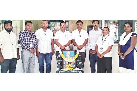 ಮಾನ್ವಿಯ ಬಾಷುಮಿಯಾ ಸಾಹುಕಾರ ಸರ್ಕಾರಿ ಪ್ರಥಮ ದರ್ಜೆ ಕಾಲೇಜು ಆವರಣದಲ್ಲಿ ಸೋಮವಾರ ಸ್ವಾಮಿ ವಿವೇಕಾನಂದರ ಜಯಂತಿ ಆಚರಿಸಲಾಯಿತು. ಪ್ರಾಚಾರ್ಯ ಡಾ. ಜೆ.ಎಲ್. ಈರಣ್ಣ, ಪ್ರಾಧ್ಯಾಪಕ ಡಾ. ರವಿ ಎಂ., ಸುರೇಶ ಹರನಹಳ್ಳಿ, ರೇಣುಕಾ ಇದ್ದರು.