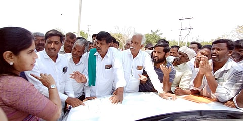 ಗುಂಡ್ಲುಪೇಟೆ ತಾಲೂಕಿನ ತೆರಕಣಾಂಬಿ ಸಮೀಪದ ಕಿಲಗೆರೆ ಗೇಟ್ ಬಳಿ ಆಲಂಬೂರು ಏತನೀರಾವರಿ ಯೋಜನೆಯ ಮೂರು ಹಾಗೂ ನಾಲ್ಕನೇ ಹಂತದ ಅಚ್ಚುಕಟ್ಟು ಪ್ರದೇಶದ ರೈತರು ಜಿಲ್ಲಾಧಿಕಾರಿ ಶ್ರೀರೂಪಾ ಅವರಿಗೆ ಮನವಿ ಮಾಡಿದರು. ಕೆ.ಎಸ್.ಮಹೇಶ್, ಸಂಪತ್ತು, ಶ್ರೀಕಂಠಪ್ಪ, ಸಿದ್ದಮಲ್ಲಪ್ಪ, ನಾಗಭೂಷಣ, ಮಹದೇವಸ್ವಾಮಿ, ಮಂಜುನಾಥ್ ಇದ್ದರು.