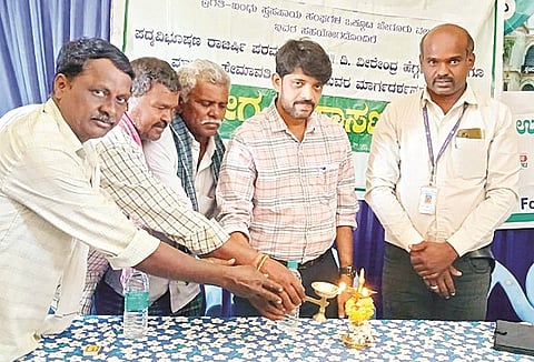 ಹಾಲಹಳ್ಳಿ ಗ್ರಾಮದ ಸಮುದಾಯ ಭವನದಲ್ಲಿ ಆಯೋಜಿಸಿದ್ದ ಆರೋಗ್ಯ ಉಚಿತ ತಪಾಸಣಾ ಶಿಬಿರವನ್ನು ಗಣ್ಯರು ಉದ್ಘಾಟಿಸಿದರು. ಡಾ.ಅವಿನಾಶ್, ಚಂದ್ರಶೇಖರ್, ರವಿಚಂದ್ರ, ರವಿ, ವಿಶಾಲಾಕ್ಷೀ  ಇದ್ದರು.