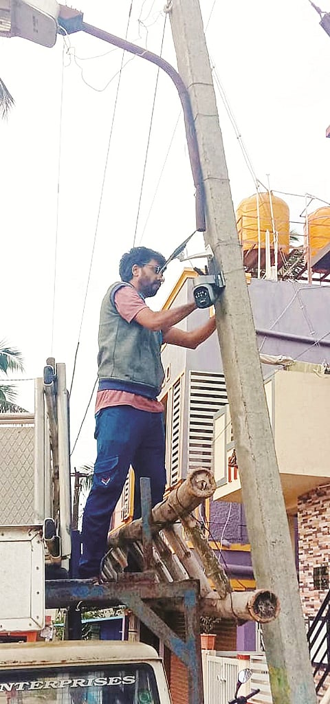 ಗುಂಡ್ಲುಪೇಟೆ ಪುರಸಭೆ ವತಿಯಿಂದ ಪಟ್ಟಣದಲ್ಲಿ ಸಿಸಿ ಕ್ಯಾನರಾ ಅಳವಡಿಸಿರುವುದು.