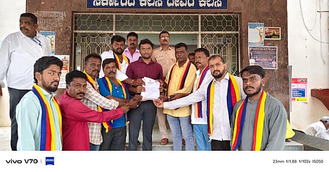 ಗುಂಡ್ಲುಪೇಟೆ ಪಟ್ಟಣದ ರಾಷ್ಟ್ರೀಯ ಹೆದ್ದಾರಿಯಲ್ಲಿ ರಾತ್ರಿ ವೇಳೆ ವಿದ್ಯುತ್ ದೀಪಗಳಿಲ್ಲದೆ ಅನಕೂಲವಾಗುತ್ತಿರುವ ಬಗ್ಗೆ ಕರ್ನಾಟಕ ಕಾವಲು ಪಡೆ ಸದಸ್ಯರು ತಹಸೀಲ್ದಾರ್ ಎಂ.ಎಸ್.ತನ್ಮಯಿ ಅವರಿಗೆ ಮನವಿ ಸಲ್ಲಿಸಿದರು. ಅಬ್ದುಲ್ ಮಾಲೀಕ್, ರಾಮೇಗೌಡ. ಎಸ್.ಮುಬಾರಕ್, ಶಿವಕುಮಾರ್, ಸಾದಿಕ್ ಪಾಷ ಇದ್ದರು.