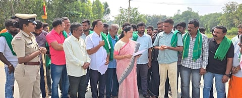 ಮುಳಬಾಗಿಲು Water ತಾಲೂಕು ನಂಗಲಿ ರಾಷ್ಟ್ರೀಯ ಹೆದ್ದಾರಿ -75 ಅನ್ನು ರೈತ ಸಂ ಸಂಕೇತಿಕವಾಗಿ ಬಂದ್​ ಮಾಡಿ ತಹಸೀಲ್ದಾರ್​ ವಿ.ಗೀತಾ ಮುಖಾಂತರ ಸರ್ಕಾರಕ್ಕೆ ಮನವಿ ಸಲ್ಲಿಸಿದರು.
