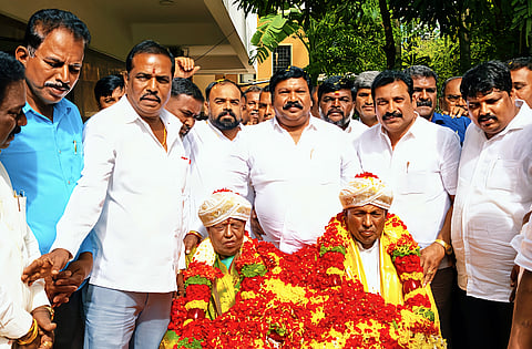 ಬೆಂಗಳೂರು ಗ್ರಾಮಾಂತರ ಜಿಲ್ಲಾ ಮಾದರ ಮಹಾಸಭಾ ಅಧ್ಯಕ್ಷ ಡಾ.ಎಚ್​.ಎಂ.ಸುಬ್ಬರಾಜು ಹಾಗೂ ಪದಾಧಿಕಾರಿಗಳು ಸಚಿವ ಕೆ.ಎಚ್​. ಮುನಿಯಪ್ಪ ದಂಪತಿಯನ್ನು ಬೆಂಗಳೂರಿನ ನಿವಾಸದಲ್ಲಿ ಸನ್ಮಾನಿಸಿದರು. ಜಿಲ್ಲಾ ಜಾಗೃತಿ ಮತ್ತು ಉಸ್ತುವಾರಿ ಸಮಿತಿ ಸದಸ್ಯ ವಿಜಯಕುಮಾರ್​, ಹೊಸಕೋಟೆ ಮಾದರ ಮಹಾಸಭಾ ತಾಲೂಕು ಅಧ್ಯಕ್ಷ ಗುಟ್ಟಹಳ್ಳಿ ನಾಗರಾಜ್​ ಇದ್ದರು.