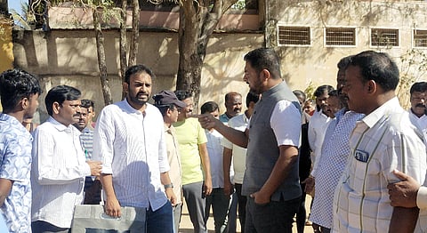 ಹೊಸಕೋಟೆಯ ಚನ್ನಬೈರೇಗೌಡ ಕ್ರೀಡಾಂಗಣದ ಅಭಿವೃದ್ಧಿ ಸಂಬಂಧ ಕ್ರೀಡಾಂಗಣ ವೀಕ್ಷಿಸಿದ ಶಾಸಕ ಶಾಸಕ ಶರತ್​ ಬಚ್ಚೇಗೌಡ.